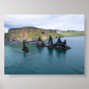Die Reynisdrangar-Felsformationen in Island Poster
