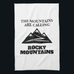 Die Rocky Mountains nennen Wanderweg Zitat Geschirrtuch<br><div class="desc">Die Rocky Mountains nennen Wanderweg Anführungsküche Handtuch. Fügen Sie Ihren eigenen personalisierten Text oder ein lustiges Zitat hinzu. Colorado Berggipfel Logo mit Wanderweg. Benutzerdefinierter Pothalter für Zuhause oder Büro. Cooles Geburtstagsgeschenk für Menschen,  die Wandern,  Camping,  draußen,  Natur usw. Liebe haben. Einzigartige Geschenke für Freunde,  Familie,  Mitarbeiter,  Kollegen und andere.</div>
