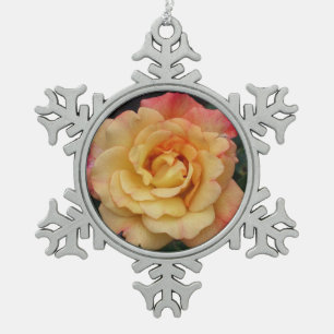 Die Rose ist schön rosa und gelb Schneeflocken Zinn-Ornament
