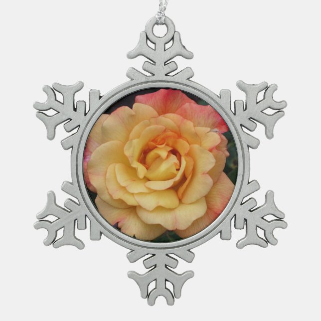 Die Rose ist schön rosa und gelb Schneeflocken Zinn-Ornament (Vorderseite)