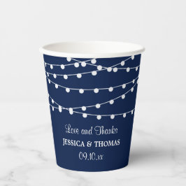 Die Saitenleuchten an der Blue Wedding Collection Pappbecher