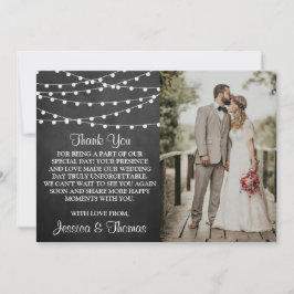 Die Saitenleuchten auf der Chalkboard-Hochzeitssam Dankeskarte