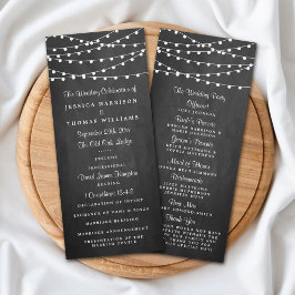 Die Saitenleuchten auf der Chalkboard-Hochzeitssam Programm