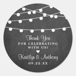 Die Saitenleuchten auf der Chalkboard-Hochzeitssam Runder Aufkleber