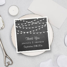 Die Saitenleuchten auf der Chalkboard-Hochzeitssam Serviette