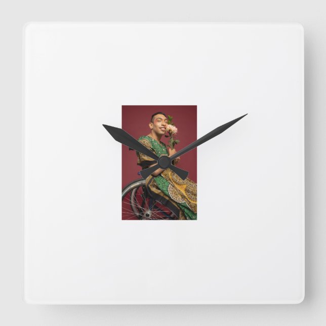 Die Sammlung repräsentiert den eklektischen Geist  Quadratische Wanduhr (Vorderseite)