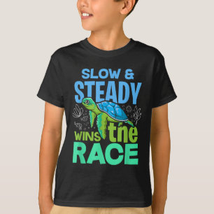 Die Schildkröte langsamer und stetig gewinnt das R T-Shirt