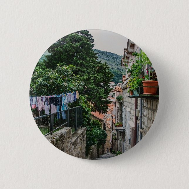 Die schmale Steinstraße in Dubrovnik Button (Vorderseite)