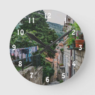 Die schmale Steinstraße in Dubrovnik Runde Wanduhr