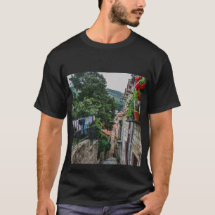 Die schmale Steinstraße in Dubrovnik T-Shirt
