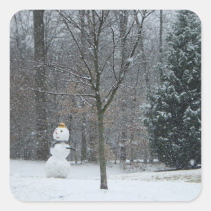 Die Schneemann-Winterszene des Nachbarn Quadratischer Aufkleber