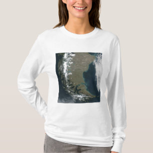 Die schroffen, Schnee-mit einer Kappe bedeckten T-Shirt