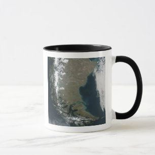 Die schroffen, Schnee-mit einer Kappe bedeckten Tasse