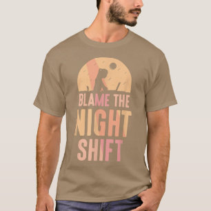 Die Schuld für die Nachtarbeit am Arbeitstag T-Shirt