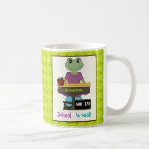 Die Schule ist cool! Frosch an ihrem Schreibtisch  Kaffeetasse
