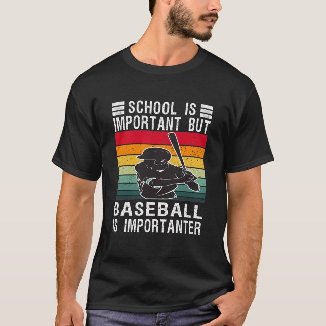 Die Schule ist wichtig, aber Baseball ist wichtig T-Shirt (Vorderseite)
