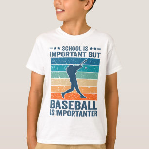 Die Schule ist wichtig, aber Baseball ist wichtig T-Shirt