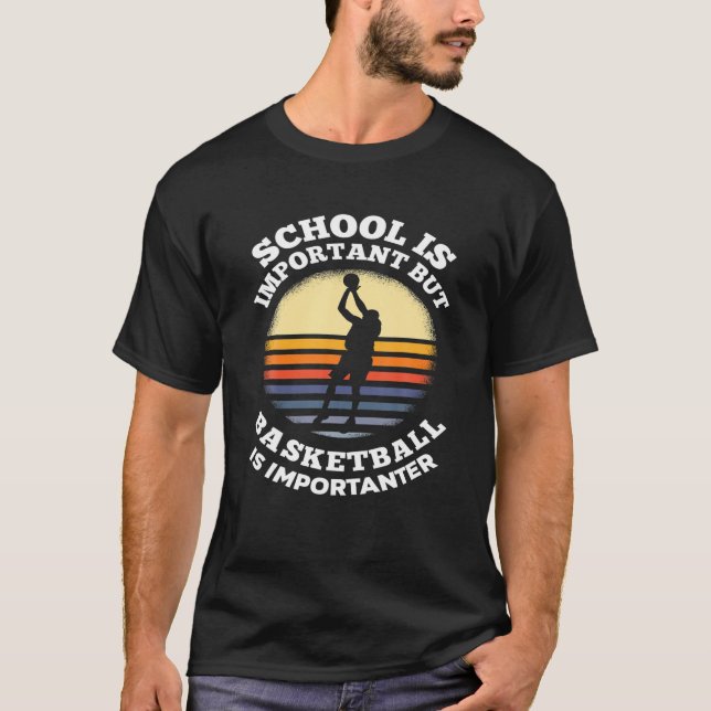 Die Schule ist wichtig, aber Basketball ist wichti T-Shirt (Vorderseite)