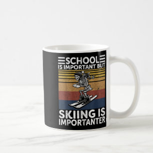 Die Schule ist wichtig, aber das Skifahren ist wic Kaffeetasse
