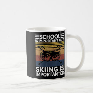 Die Schule ist wichtig, aber das Skifahren ist wic Kaffeetasse