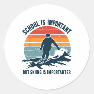 Die Schule ist wichtig, aber das Skifahren ist wic Runder Aufkleber