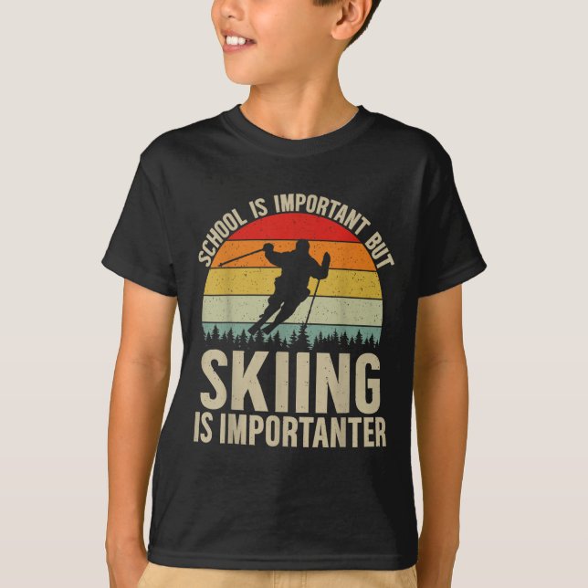 Die Schule ist wichtig, aber das Skifahren ist wic T-Shirt (Vorderseite)