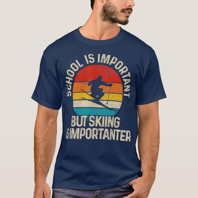Die Schule ist wichtig, aber das Skifahren ist wic T-Shirt (Vorderseite)