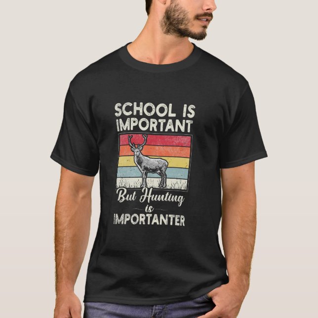 Die Schule ist wichtig, aber die Hirschjagd ist wi T-Shirt (Vorderseite)