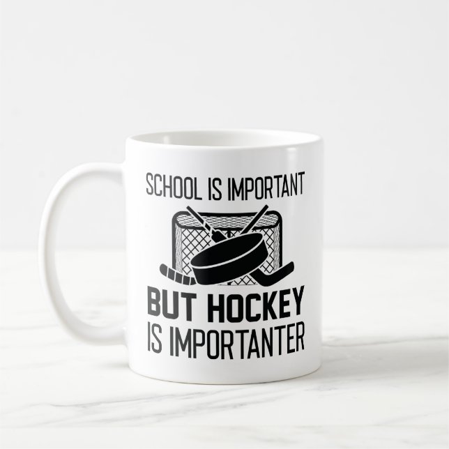 Die Schule ist wichtig, aber Hockey ist wichtig Kaffeetasse (Links)