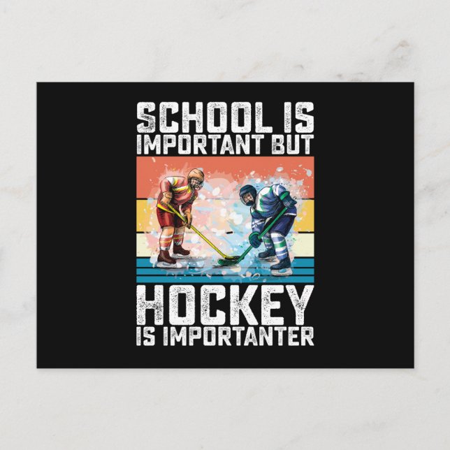 Die Schule ist wichtig, aber Hockey ist wichtig Postkarte (Vorderseite)