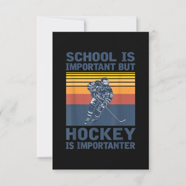 Die Schule ist wichtig, aber Hockey ist wichtig RSVP Karte (Vorderseite)