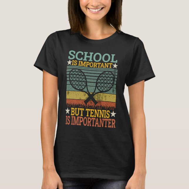 Die Schule ist wichtig, aber Tennis ist wichtiger  T-Shirt (Vorderseite)