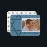 Die Schwartz-Familie glückliche Hanukkah-Karte Mitteilungskarte<br><div class="desc">[![hallmark.com/cards/photo..](https://images.openai.com/thumbnails/url/LdDToXicu1mUUVJSUGylr5-al1xUWVCSmqJbkpRnoJdeXJJYkpmsl5yfq5-Zm5ieWmxfaAuUsXL0S7F0Tw7y8fcNDAs3y493LK0MKAjPqvBwNnMMz0wziHQrNk8sLA6zzDD3dU128alI9DaPd_ZxDTKo8si0CHFVKwYAvxgomA)](https://www.hallmark.com/cards/photo-cards/white-frame-and-menorah-flat-hanukkah-photo-card-2PGM1613.html) Ich bitte um Verwirrung. Nach weiteren Recherchen konnte ich in den verfügbaren Suchergebnissen keine spezielle "Schwartz Family Happy Hanukkah Card" finden. Allerdings kann ich Ihnen eine Beschreibung einer ähnlichen Hanukkah-Karte geben, die Sie interessieren könnte. **Das Geschenk der Familie und Liebe Hanukkah Card** Diese Hanukkah-Grußkarte enthält ein Silhouette-Bild einer Familie,...</div>