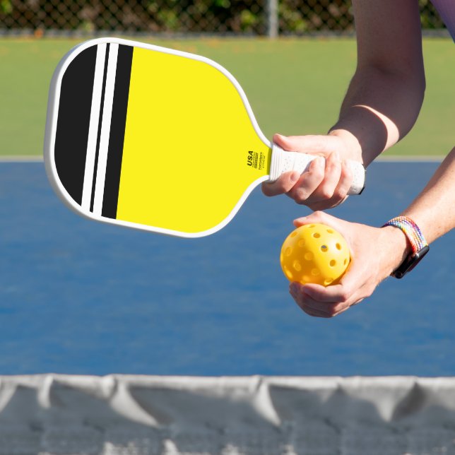 Die Schwarz-weißen Streifen sind hellgelb Pickleball Schläger (InSitu)