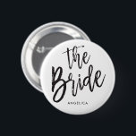 Die schwarze Skript-Art-kundenspezifische Hochzeit Button<br><div class="desc">Wenig etwas für Ihr ultra spezielles die Braut.  
Es kennzeichnet die Wörter "die Braut" in einem eleganten Skriptarttext.  Unter dieses ist eine Stelle für einen individuellen Namen oder Initialen.</div>
