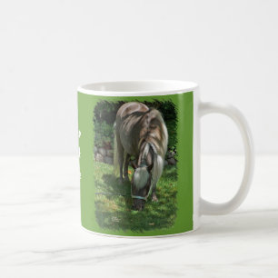 Die Shetlandinseln-Pony-Fotografie, die auf Rasen Kaffeetasse