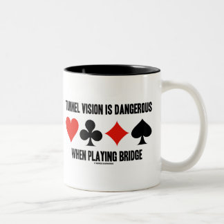 Die Sicht auf den Tunnel ist beim Brückenspielen g Zweifarbige Tasse