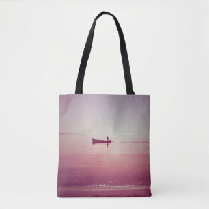 Die Silhouette der Fischer mit dem Schiff im Meer