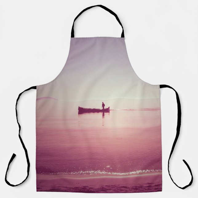 Die Silhouette der Fischer mit dem Schiff im Meer  Schürze (Vorderseite)
