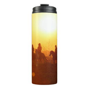 Die Silhouette des Fahrers als Kostüm w Thermosbecher