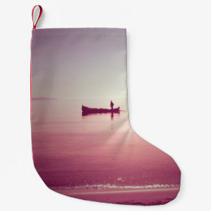 Die Silhouette eines Fischers mit Boot auf dem Mee Kleiner Weihnachtsstrumpf