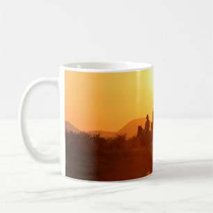 Die Silhouette eines Reiters in Cowboy-Outfit-Kost Kaffeetasse
