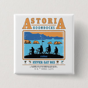 Die Silhouetten der Goonies über Astoria Goondocks Button