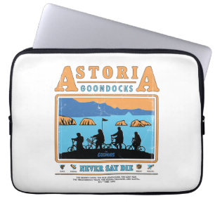 Die Silhouetten der Goonies über Astoria Goondocks Laptopschutzhülle