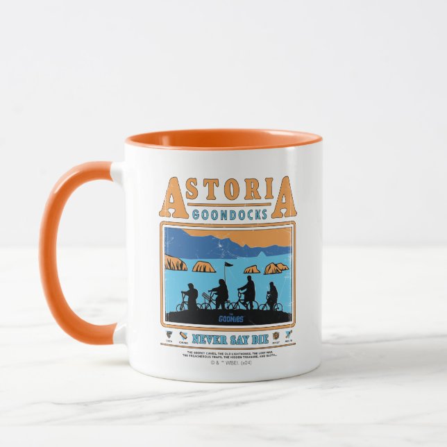 Die Silhouetten der Goonies über Astoria Goondocks Tasse (Links)