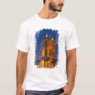 Die Skyline von Cincinnati, Ohio, USA bei Dämmerun T-Shirt