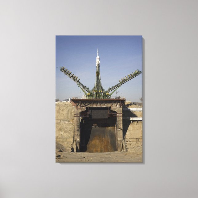 Die Sojus-Rakete wird in Position 2 errichtet Leinwanddruck (Vorderseite)