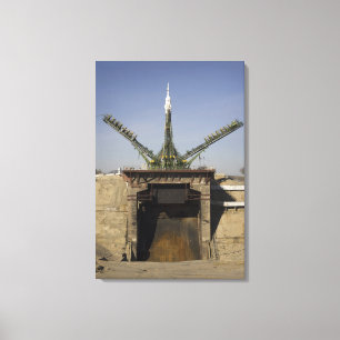 Die Sojus-Rakete wird in Position 2 errichtet Leinwanddruck