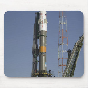 Die Sojus-Rakete wird in Position 2 errichtet Mousepad