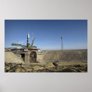 Die Sojus-Rakete wird in Position 2 errichtet Poster